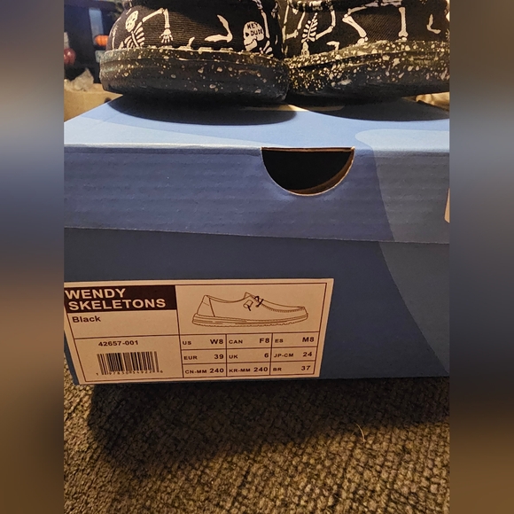 EUC Wendy Skeleton " Glow In The Dark" Hey Dudes Sz 8 Womens - Picture 2 of 5